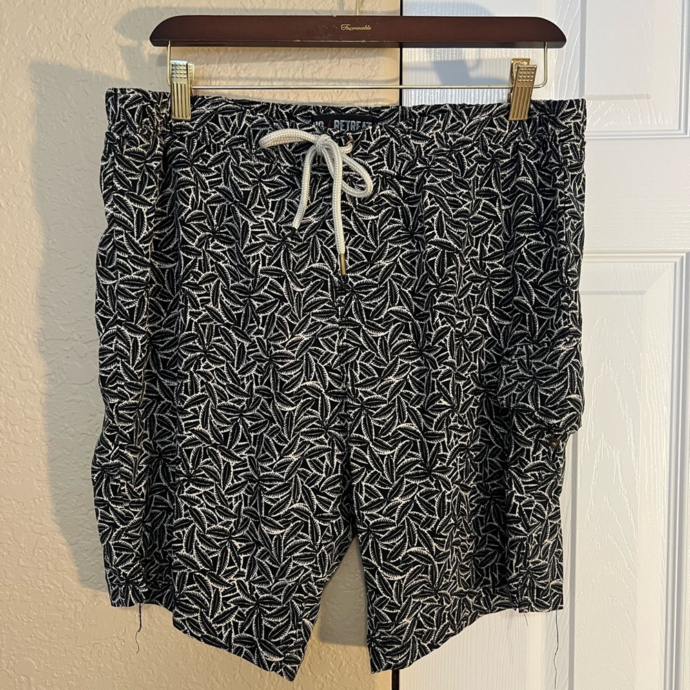 Black and white No Retreat men’s size S beach shorts
Good preowned condition